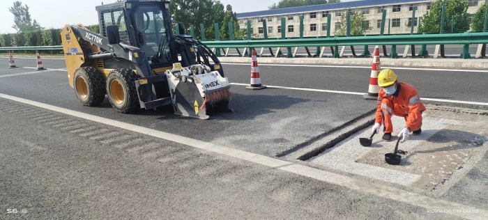 7790必发集团中国滑移装载机助力高速公路建复