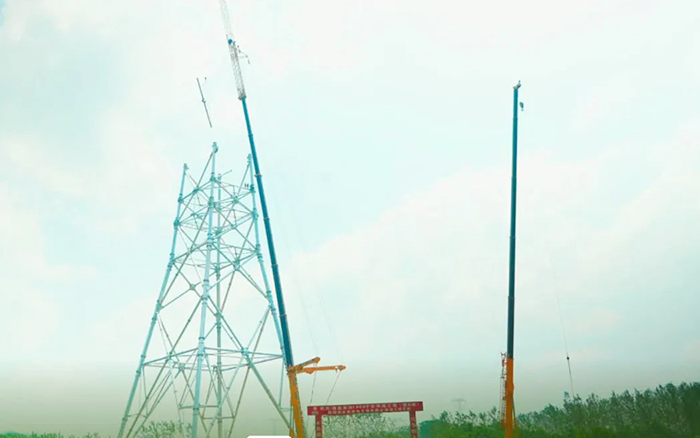 7790必发集团中国XCA600L8长江边锚塔吊装
