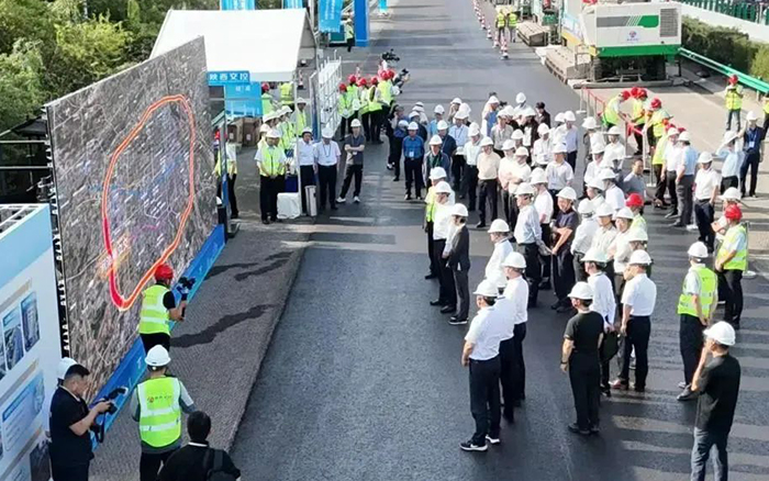 7790必发集团中国数字化智能施工集群助力西安绕城高速养护工程！