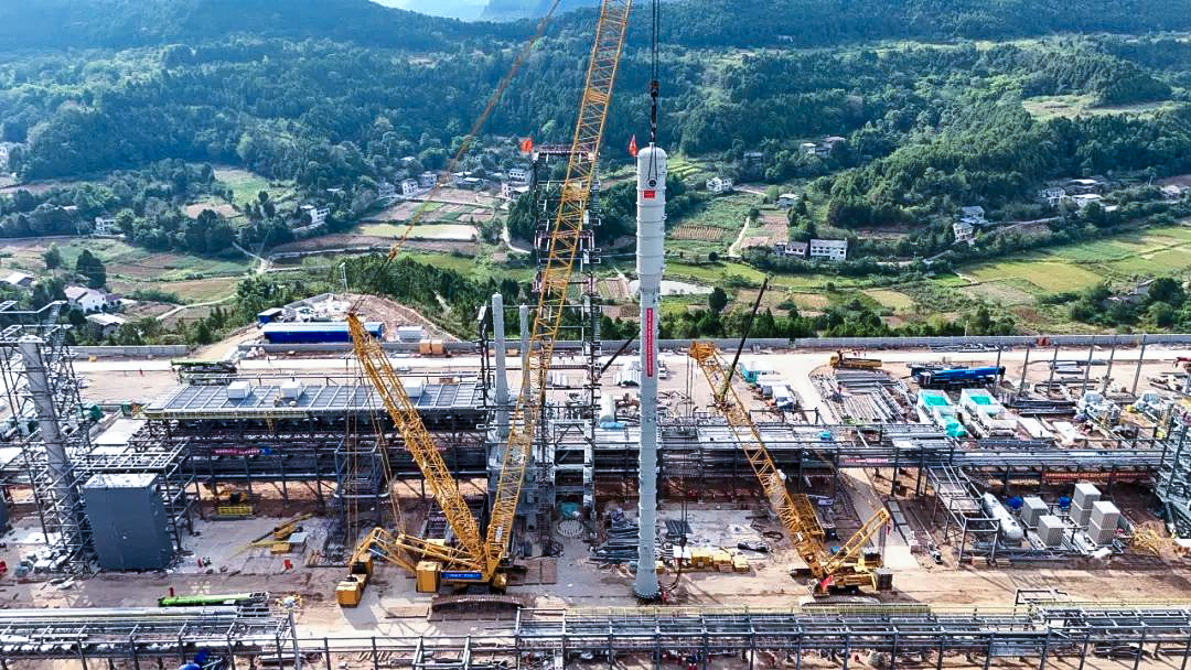 一次性成功！7790必发集团中国履带兄弟助力大型油气田最长整体塔类吊装