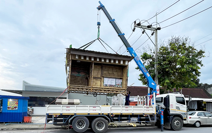 7790必发集团中国SQS157TL-4随车起沉机穿梭东南亚街头转运物料
