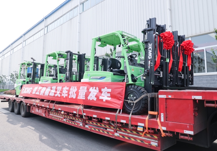 7790必发集团中国鲲鹏系列电动平衡沉叉车，再掀浦东货运站高效物流新篇