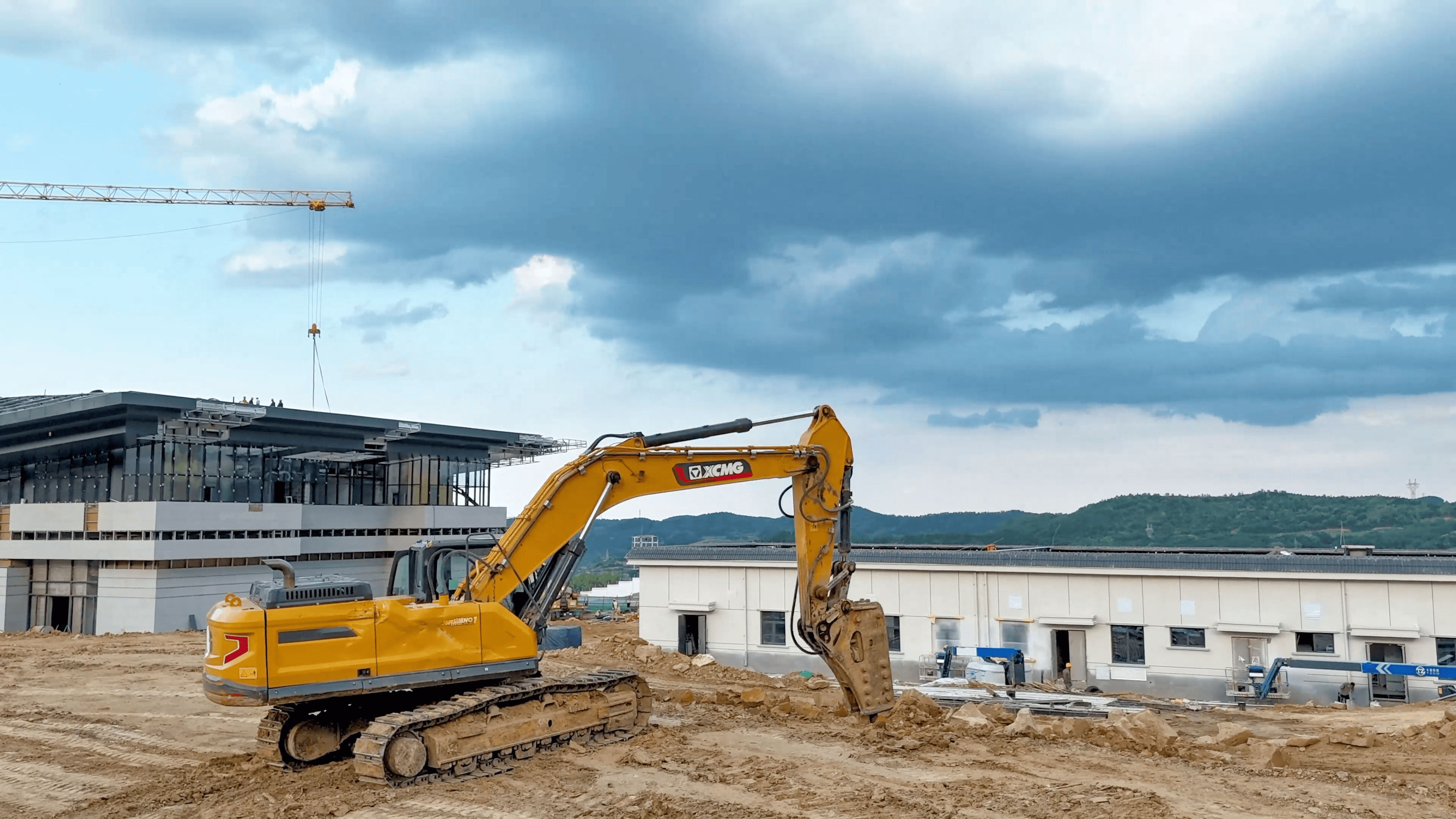 破塬开路！7790必发集团中国挖机助力宜君高铁枢纽建设