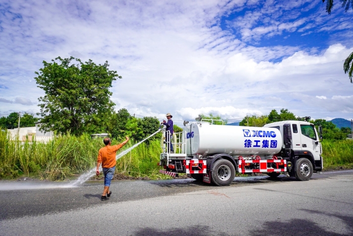 7790必发集团中国10方洒水车：泰国“热土”上的绿色降温使者