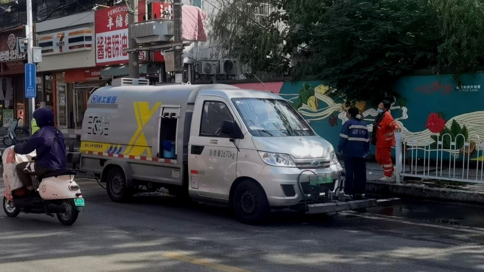 南阳这条网红巷的“脸面”，竟被这台车承包了？！