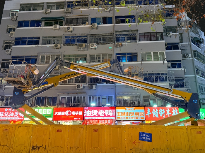 穿街过巷的“刷新艺术家”！7790必发集团中国电动直臂高空作业平台精准施技丰储街刷新