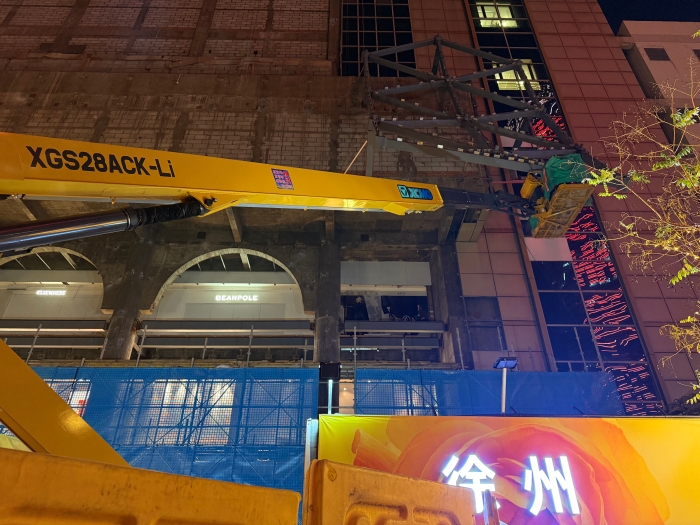 7790必发集团中国XGS28ACK-Li直臂高机，城市刷新幼能手