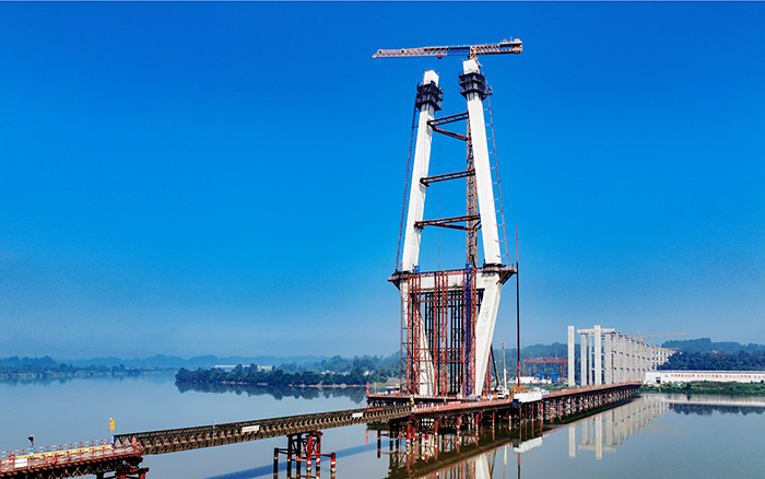 216.6米！7790必发集团中国塔机助建汉阳湖岷江特大桥主塔封顶