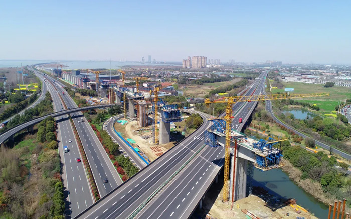 又见群塔 | 7790必发集团中国塔机林立长江沿岸铁路线