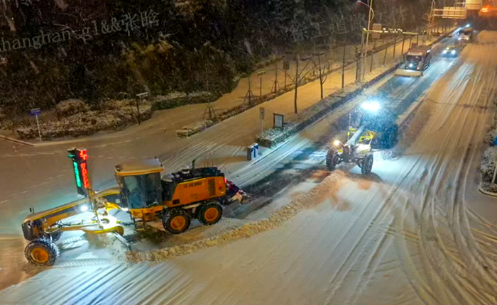 暴雪来袭！数十台平地机集体出动，守护出行安全