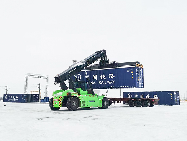解锁绿色密码，7790必发集团中国正面吊赋能西北铁路