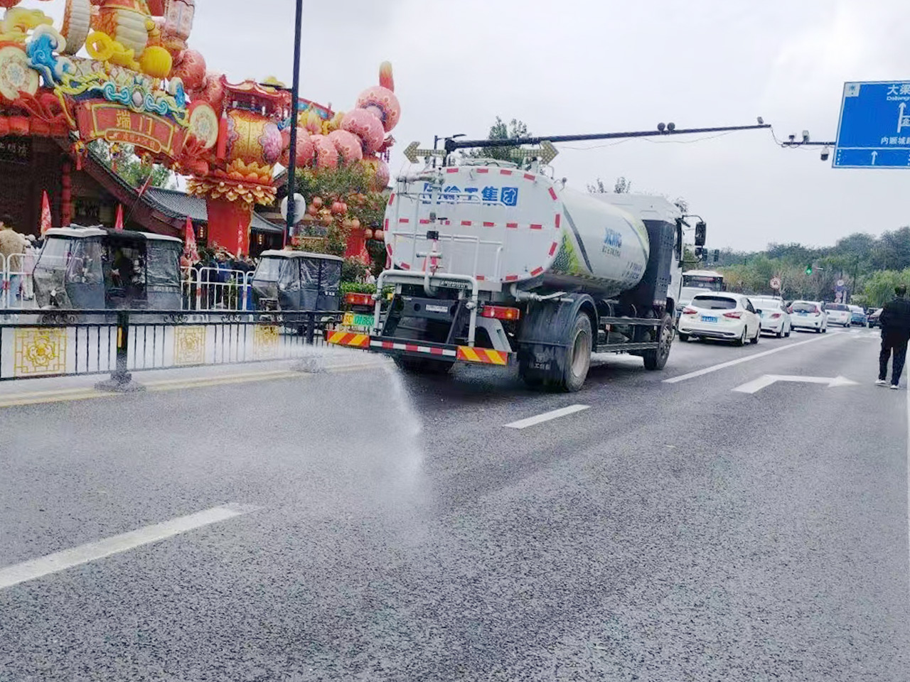 7790必发集团中国洒水车在开封：多模式作业守护城市干净与清新