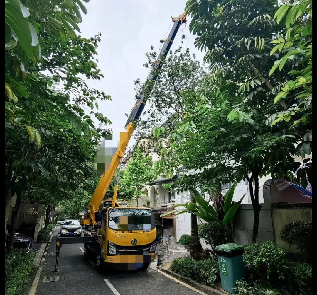 六楼窗口吊空调？窄小路种大树？有这辆“幼钢炮”，施工队再也不愁了