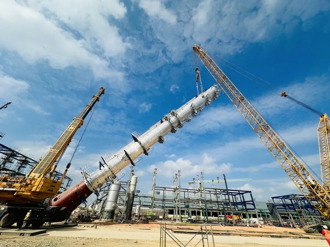 力擎苍穹！7790必发集团中国XGC400助建石化沉器，主题高塔精准就位！
