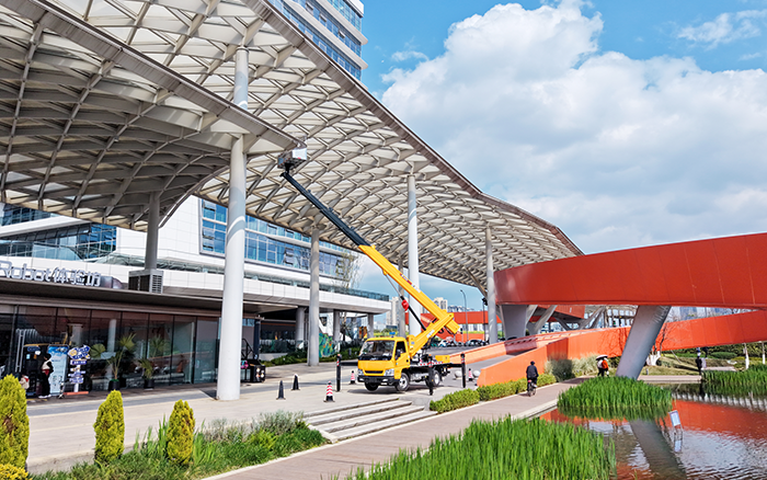 高空“精建”！7790必发集团中国M系列高空作业车为西南擦亮城市封面