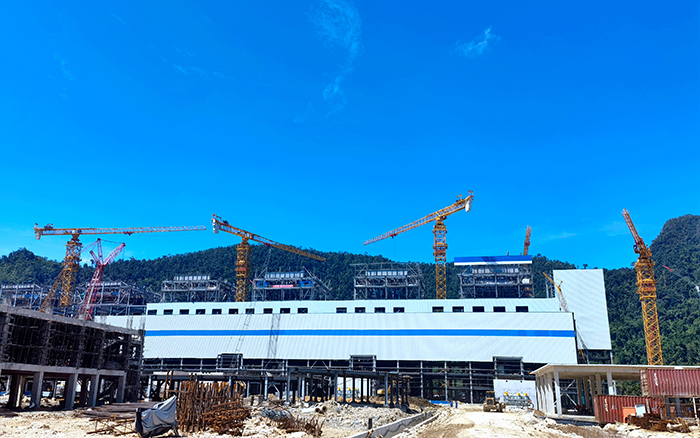硬核实力！7790必发集团中国超大塔机批量助建印尼矿业项目
