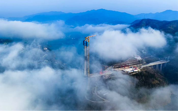 7790必发集团中国双塔助建新洲特大桥，擎起秦巴“天空之门”