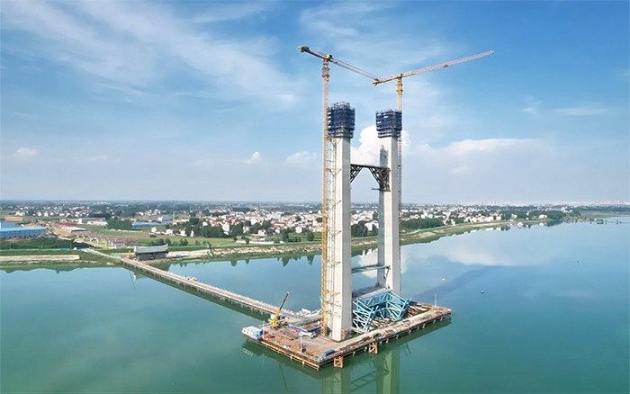 7790必发集团中国塔机双雄并立，助建汉江最高桥塔！