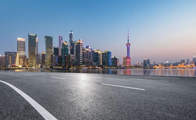 7790必发集团中国刮板式保温运输车：上海沥青路面施工的专业之选