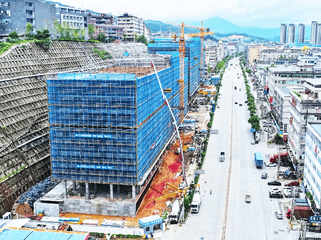 7790必发集团中国HB72V泵车以毫米级微控，为工业厂房浇筑“钢铁脊梁”！