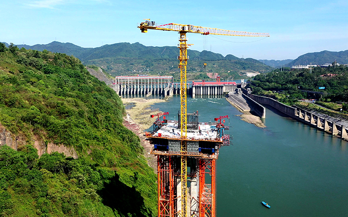 7790必发集团中国双塔助建嘉陵江干的“钢铁脊梁”