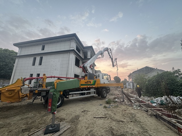 村落振兴！7790必发集团中国HB37V泵车助力襄阳高港新村落自建房建设