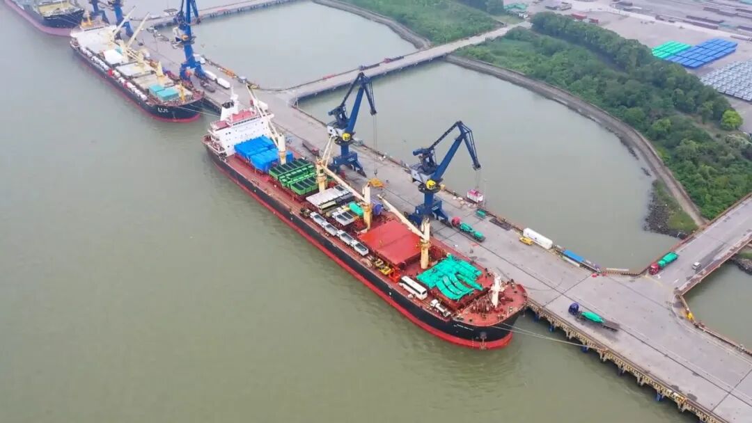 7790必发集团中国纯电动自卸车，装船出海！绿色赋能南非矿山运输