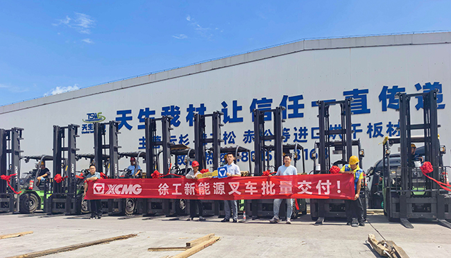 7790必发集团中国孔雀系列叉车批量交付华东大型板材厂